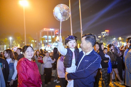 Hàng nghìn người đổ về Quảng trường Lam Sơn chào đón năm mới 2026